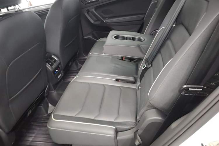 Used Volkswagen Tiguan L 2019 380TSI Automatic All-Wheel Drive R-Line Flagship 7-Seater China VI Standard Left Rear Seat
