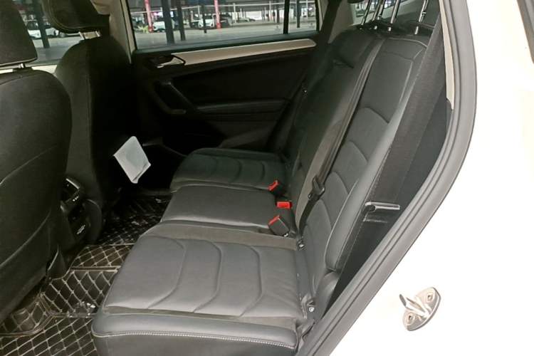 Used Volkswagen Tiguan L 2019 Updated Version 330TSI Automatic Two-Wheel Drive Panoramic Comfort Edition China VI Standard Left Rear Seat