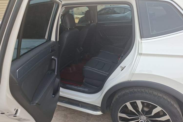 Used Volkswagen Tiguan L 2019 Restyled 330TSI Automatic Two-Wheel Drive R-Line Flagship Version China VI Standard Left Rear Seat