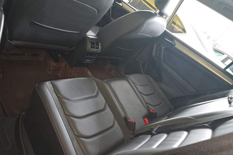 Used Volkswagen Tiguan L 2019 Updated Version 330TSI Automatic Two-Wheel Drive Panoramic Comfort Edition China VI Standard Left Rear Seat