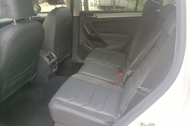 Used Volkswagen Tiguan L 2019 Revised Version 280TSI Automatic Two-Wheel Drive Panoramic Comfort Edition China VI Standard Left Rear Seat