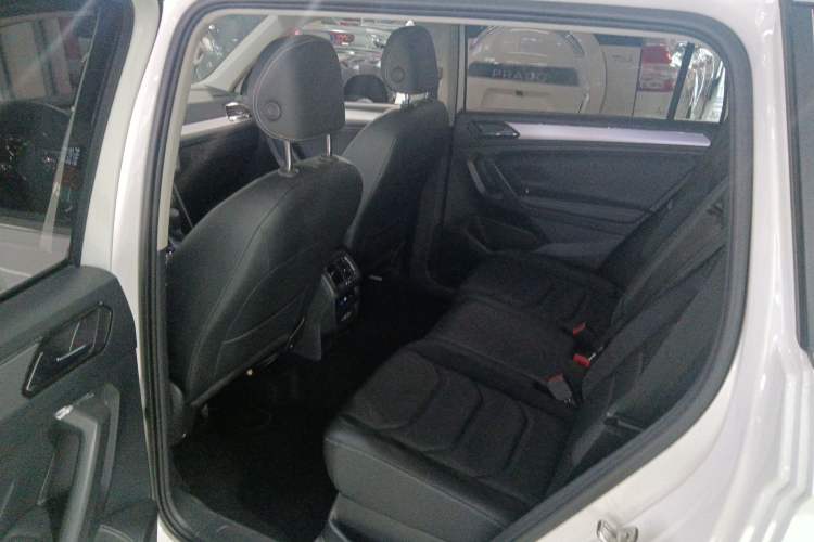 Used Volkswagen Tiguan L 2019 Updated Version 330TSI Automatic Two-Wheel Drive Panoramic Comfort Edition China VI Standard Left Rear Seat