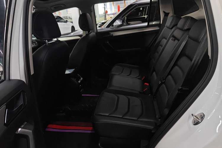 Used Volkswagen Tiguan L 2019 Updated Version 330TSI Automatic Two-Wheel Drive Panoramic Comfort Edition China VI Standard Left Rear Seat