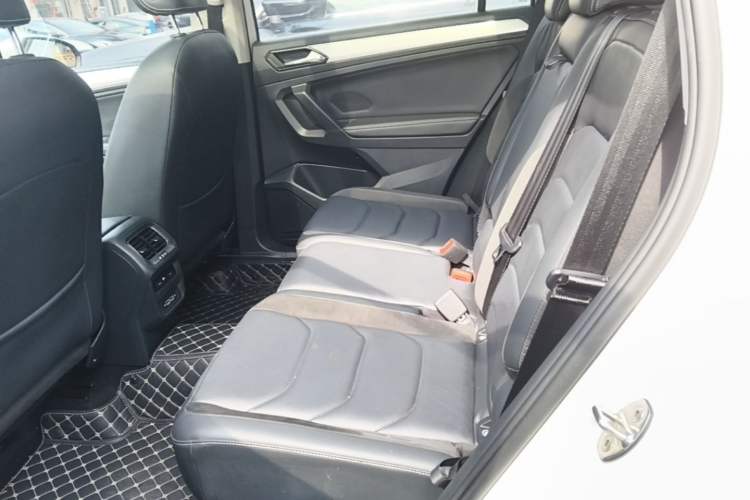 Used Volkswagen Tiguan L 2019 Updated Version 330TSI Automatic Two-Wheel Drive Panoramic Comfort Edition China VI Standard Left Rear Seat