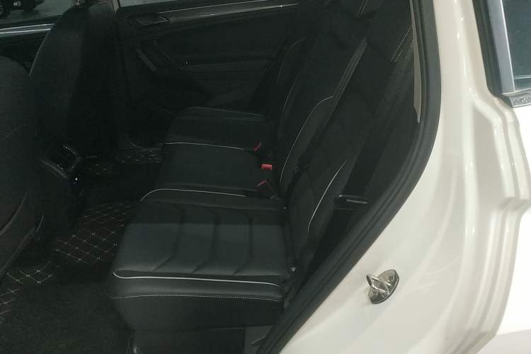 Used Volkswagen Tiguan L 2019 330TSI Automatic Two-Wheel Drive R-Line Flagship Model China VI Standard Left Rear Seat