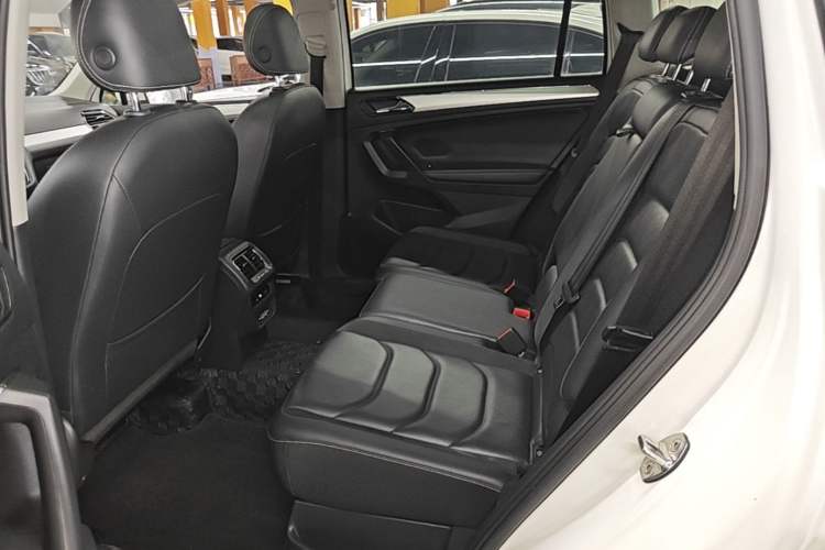 Used Volkswagen Tiguan L 2019 Updated Version 330TSI Automatic Two-Wheel Drive Panoramic Comfort Edition China VI Standard Left Rear Seat
