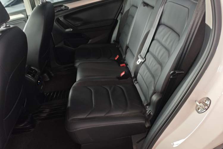 Used Volkswagen Tiguan L 2019 330TSI Automatic Two-Wheel Drive Panoramic Comfort Edition China V Standard Left Rear Seat