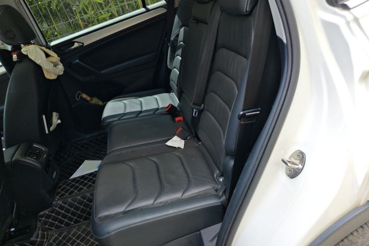 Used Volkswagen Tiguan L 2019 Updated Version 330TSI Automatic Two-Wheel Drive Panoramic Comfort Edition China VI Standard Left Rear Seat