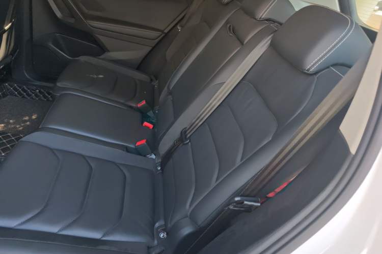 Used Volkswagen Tiguan L 2019 Updated Version 330TSI Automatic Two-Wheel Drive Panoramic Comfort Edition China VI Standard Left Rear Seat