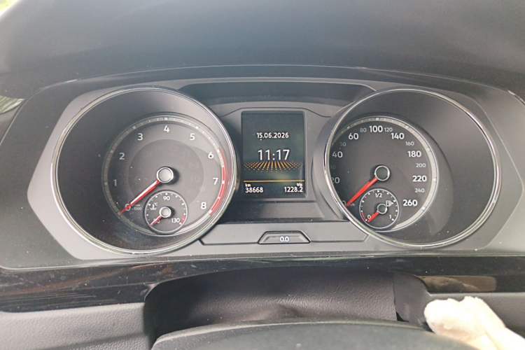 Used Volkswagen Tiguan L 2019 330TSI Automatic Two-Wheel Drive Smart Luxury Version China VI Standard Odometer Close Up
