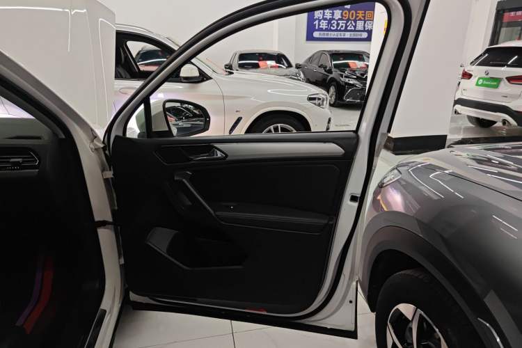 Used Volkswagen Tiguan L 2019 Updated Version 330TSI Automatic Two-Wheel Drive Panoramic Comfort Edition China VI Standard Right Front Door Interior