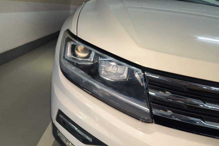 Used Volkswagen Tiguan L 2019 Revised 330TSI Automatic Two-Wheel Drive Smart & Luxury Edition China VI Standard Right Front Headlight
