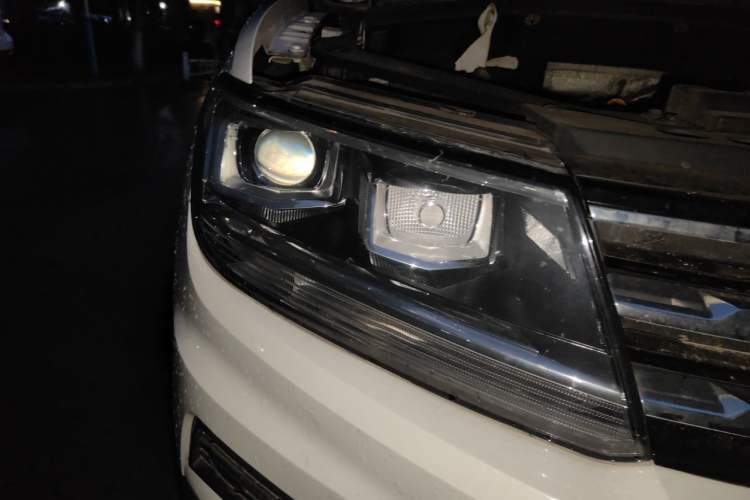 Used Volkswagen Tiguan L 2019 Revised Version 280TSI Automatic Two-Wheel Drive Panoramic Comfort Edition China VI Standard Right Front Headlight