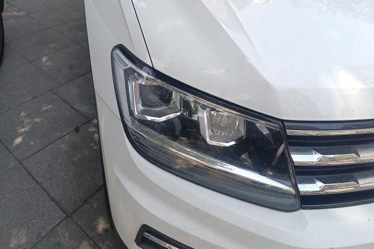 Used Volkswagen Tiguan L 2019 Revised Version 330TSI Automatic Two-Wheel Drive Panoramic Comfort Edition China V Standard Right Front Headlight