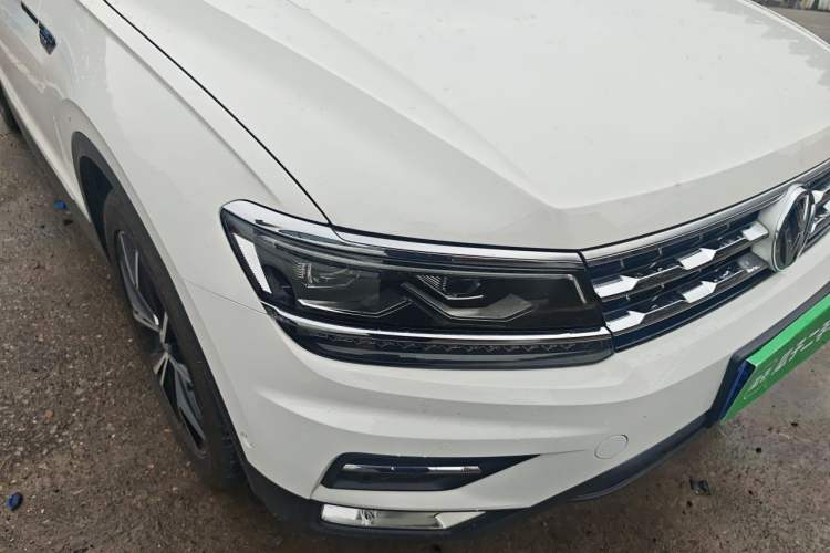 Used Volkswagen Tiguan L 2019 380TSI Automatic All-Wheel Drive Luxury Edition with 7 Seats China VI Standard Right Front Headlight