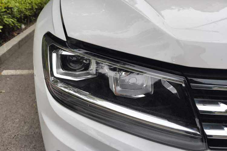 Used Volkswagen Tiguan L 2019 330TSI Automatic Two-Wheel Drive Smart Luxury Version China V Emission Standard Right Front Headlight