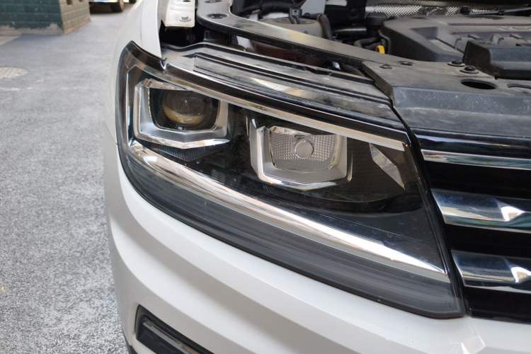 Used Volkswagen Tiguan L 2019 330TSI Automatic Two-Wheel Drive Panoramic Comfort Edition China V Standard Right Front Headlight