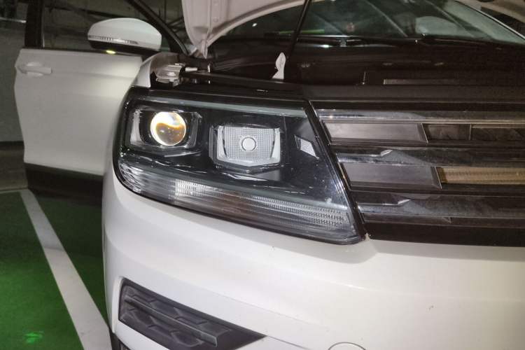 Used Volkswagen Tiguan L 2019 Updated Version 330TSI Automatic Two-Wheel Drive Panoramic Comfort Edition China VI Standard Right Front Headlight