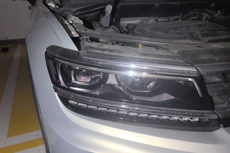 Used Volkswagen Tiguan L 2019 330TSI Automatic Two-Wheel Drive R-Line Flagship Model China VI Standard Right Front Headlight