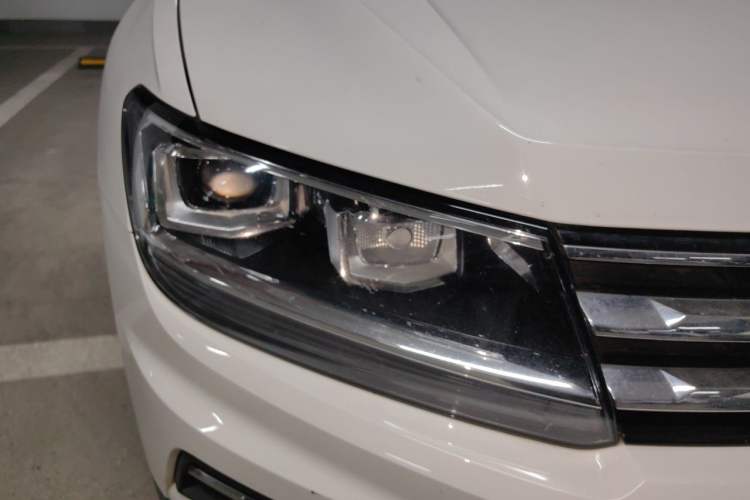 Used Volkswagen Tiguan L 2019 Updated Version 330TSI Automatic Two-Wheel Drive Panoramic Comfort Edition China VI Standard Right Front Headlight