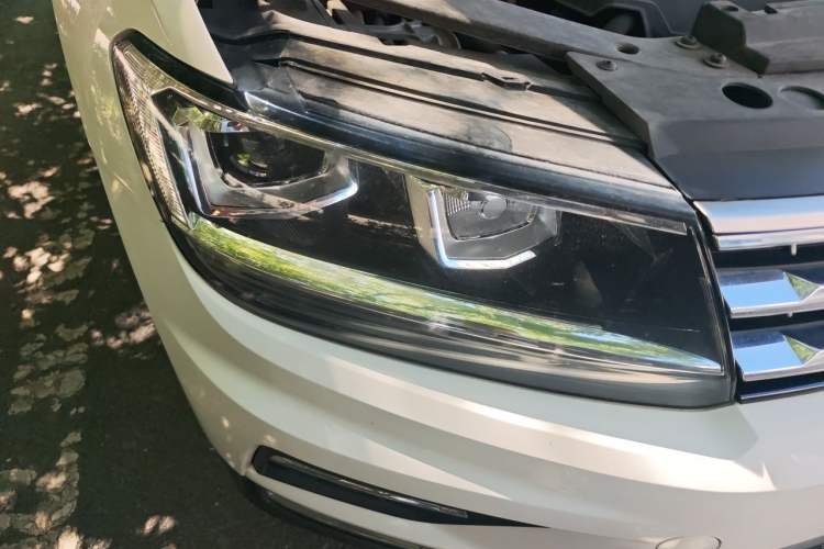 Used Volkswagen Tiguan L 2019 Updated Version 330TSI Automatic Two-Wheel Drive Panoramic Comfort Edition China VI Standard Right Front Headlight