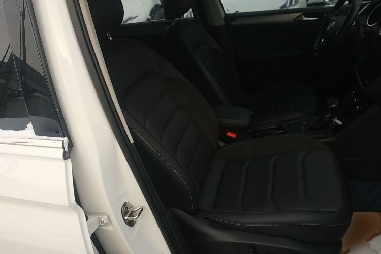 Used Volkswagen Tiguan L 2019 Revised 330TSI Automatic Two-Wheel Drive Smart & Luxury Edition China VI Standard Right Front Seat