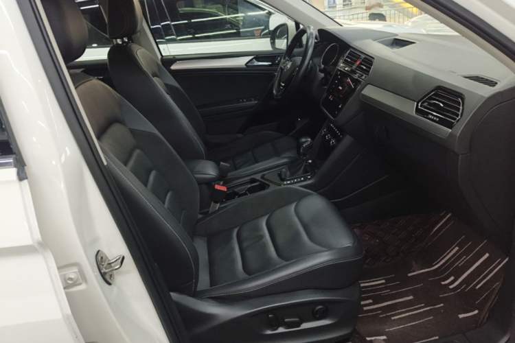Used Volkswagen Tiguan L 2019 Revised 330TSI Automatic Two-Wheel Drive Smart & Luxury Edition China VI Standard Right Front Seat