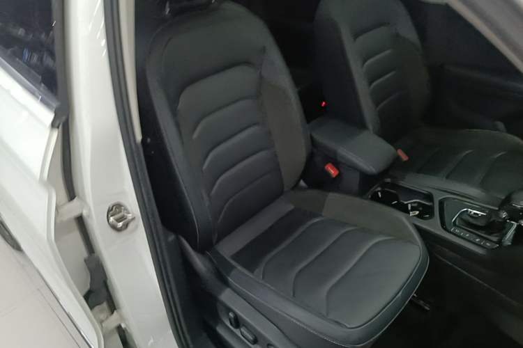 Used Volkswagen Tiguan L 2019 Revised 330TSI Automatic Two-Wheel Drive Smart & Luxury Edition China VI Standard Right Front Seat