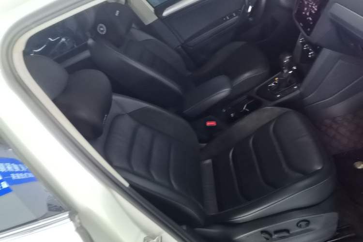 Used Volkswagen Tiguan L 2019 Updated Version 330TSI Automatic Two-Wheel Drive Panoramic Comfort Edition China VI Standard Right Front Seat