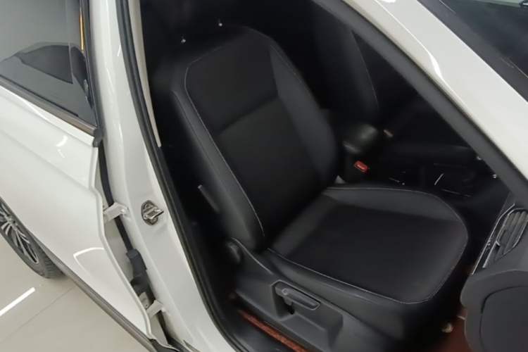 Used Volkswagen Tiguan L 2019 330TSI Automatic Two-Wheel Drive Luxury Edition China V Standard Right Front Seat