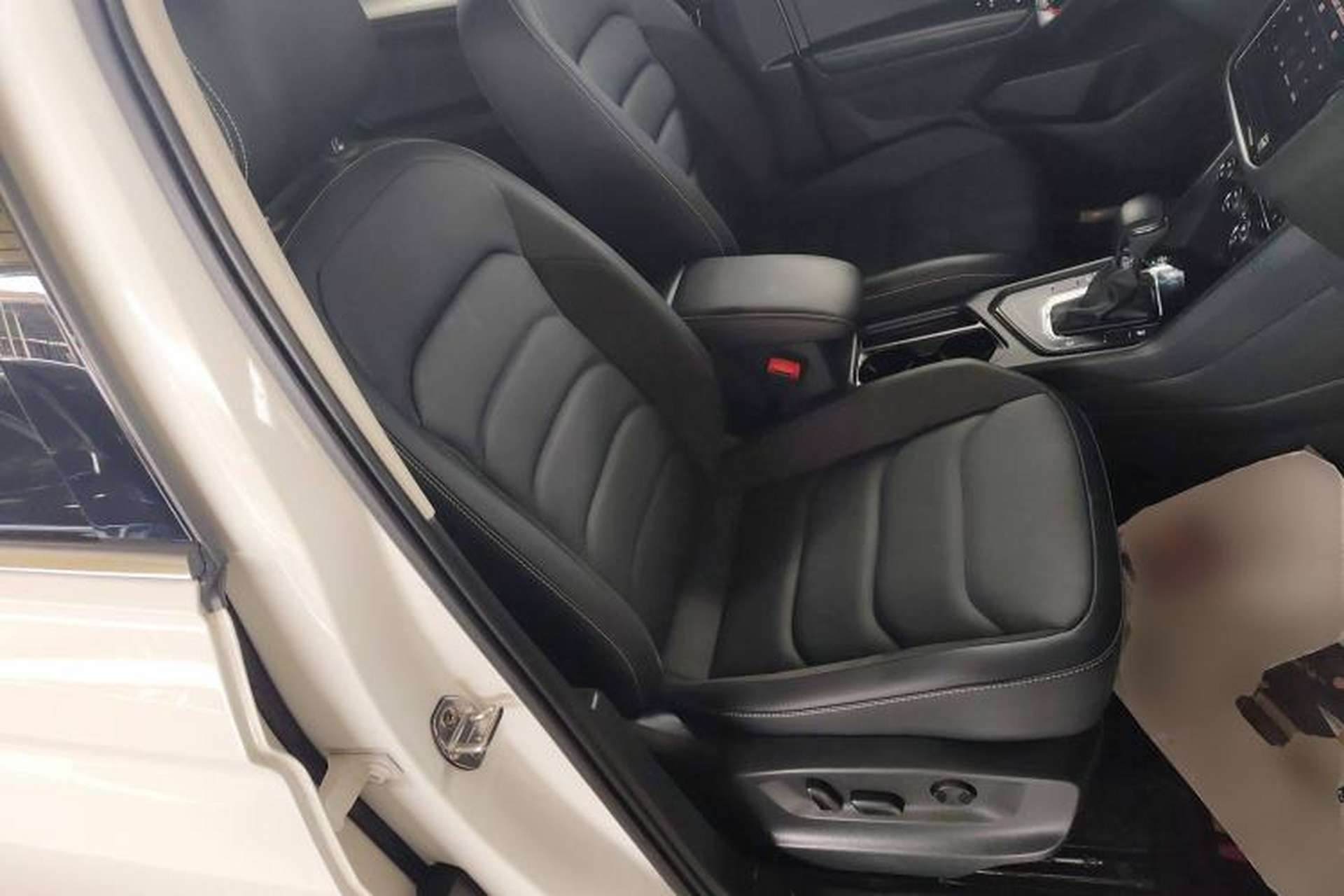 Used Volkswagen Tiguan L 2019 Updated Version 330TSI Automatic Two-Wheel Drive Panoramic Comfort Edition China VI Standard Right Front Seat