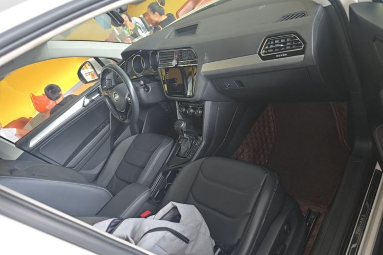Used Volkswagen Tiguan L 2019 Updated Version 330TSI Automatic Two-Wheel Drive Panoramic Comfort Edition China VI Standard Right Front Seat
