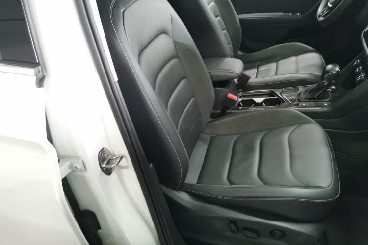 Used Volkswagen Tiguan L 2019 Updated Version 330TSI Automatic Two-Wheel Drive Panoramic Comfort Edition China VI Standard Right Front Seat