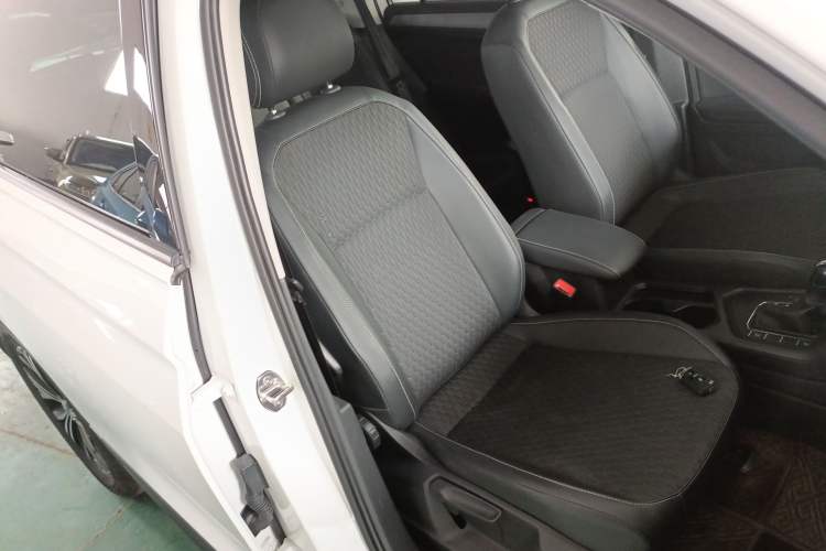 Used Volkswagen Tiguan L 2019 330TSI Automatic Two-Wheel Drive Luxury Edition China VI Standard Right Front Seat