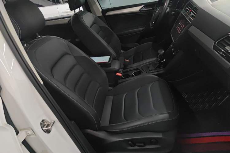 Used Volkswagen Tiguan L 2019 Updated Version 330TSI Automatic Two-Wheel Drive Panoramic Comfort Edition China VI Standard Right Front Seat