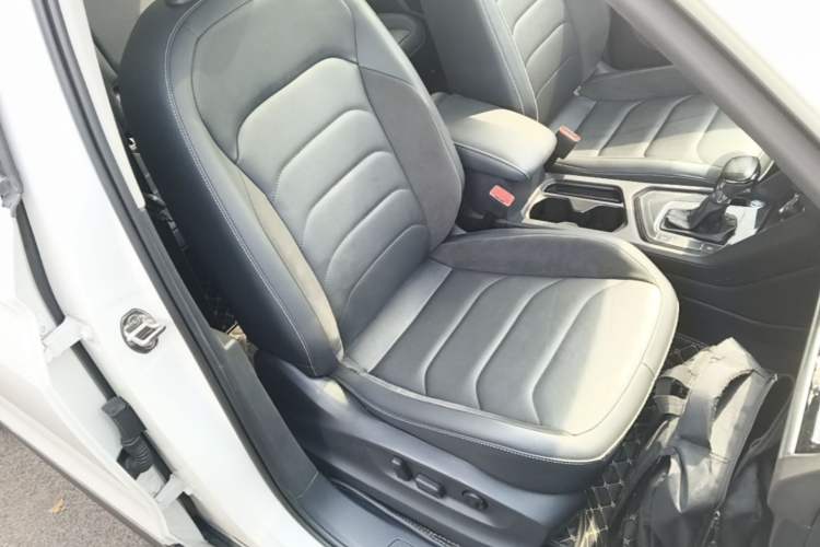 Used Volkswagen Tiguan L 2019 Updated Version 330TSI Automatic Two-Wheel Drive Panoramic Comfort Edition China VI Standard Right Front Seat