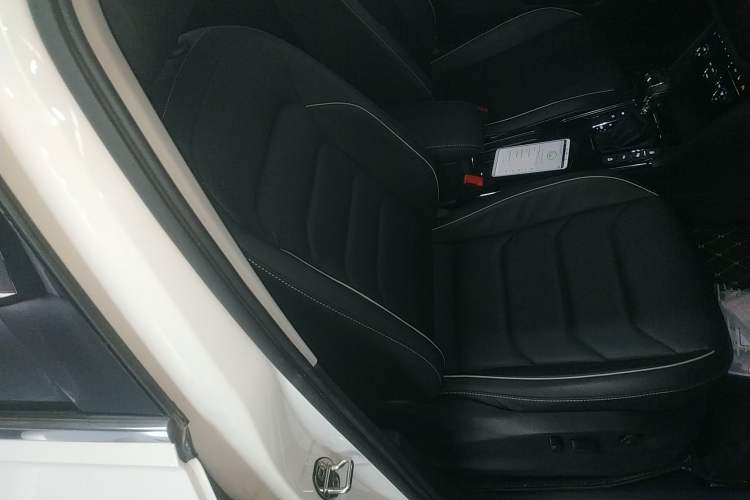 Used Volkswagen Tiguan L 2019 330TSI Automatic Two-Wheel Drive R-Line Flagship Model China VI Standard Right Front Seat