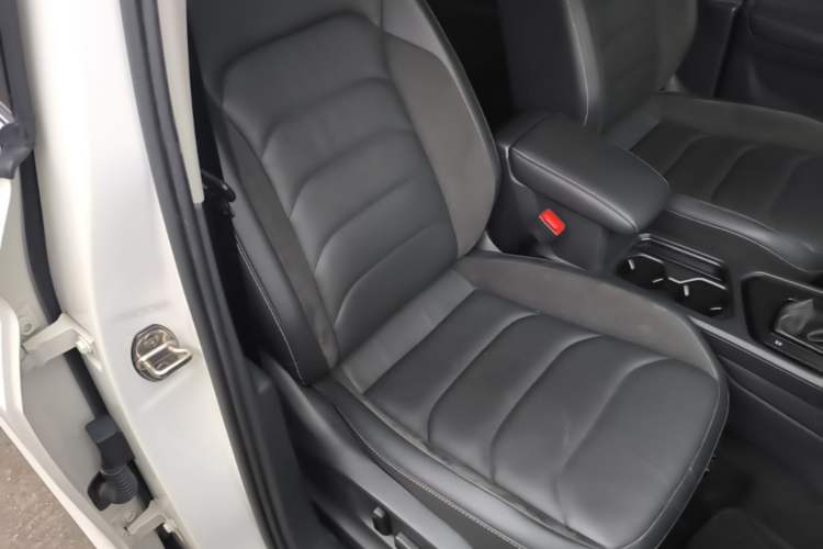 Used Volkswagen Tiguan L 2019 Updated Version 330TSI Automatic Two-Wheel Drive Panoramic Comfort Edition China VI Standard Right Front Seat