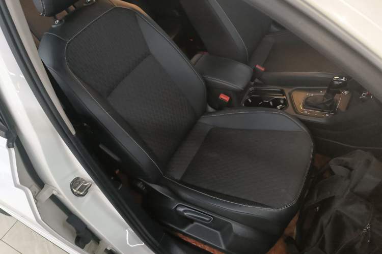 Used Volkswagen Tiguan L 2019 330TSI Automatic Two-Wheel Drive Luxury Edition China V Standard Right Front Seat