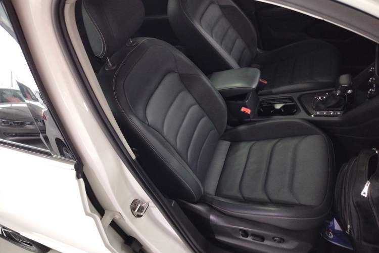Used Volkswagen Tiguan L 2019 Revised 330TSI Automatic Two-Wheel Drive Smart & Luxury Edition China VI Standard Right Front Seat