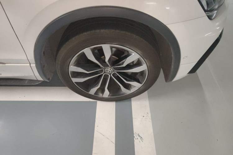 Used Volkswagen Tiguan L 2019 Restyled 330TSI Automatic Two-Wheel Drive R-Line Flagship Version China VI Standard Right Front Wheel Hub