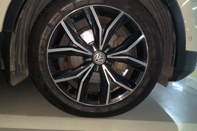 Used Volkswagen Tiguan L 2019 Revised 330TSI Automatic Two-Wheel Drive Smart & Luxury Edition China VI Standard Right Front Wheel Hub