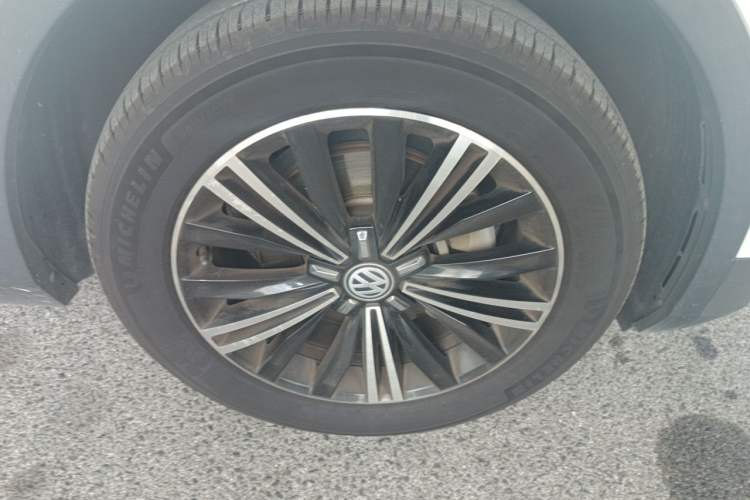 Used Volkswagen Tiguan L 2019 Updated Version 330TSI Automatic Two-Wheel Drive Panoramic Comfort Edition China VI Standard Right Front Wheel Hub