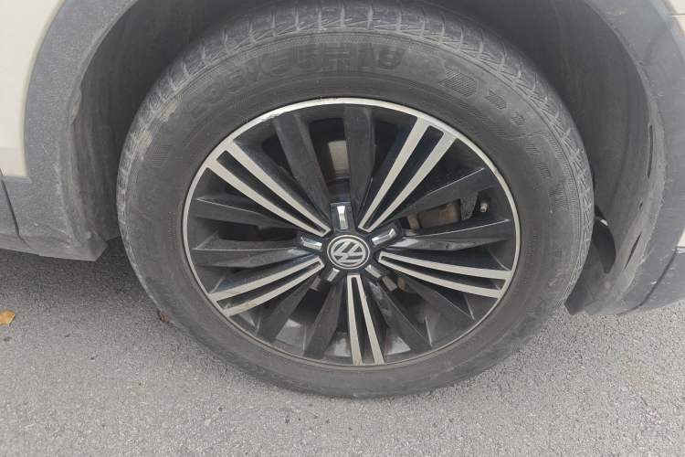 Used Volkswagen Tiguan L 2019 Updated Version 330TSI Automatic Two-Wheel Drive Panoramic Comfort Edition China VI Standard Right Front Wheel Hub