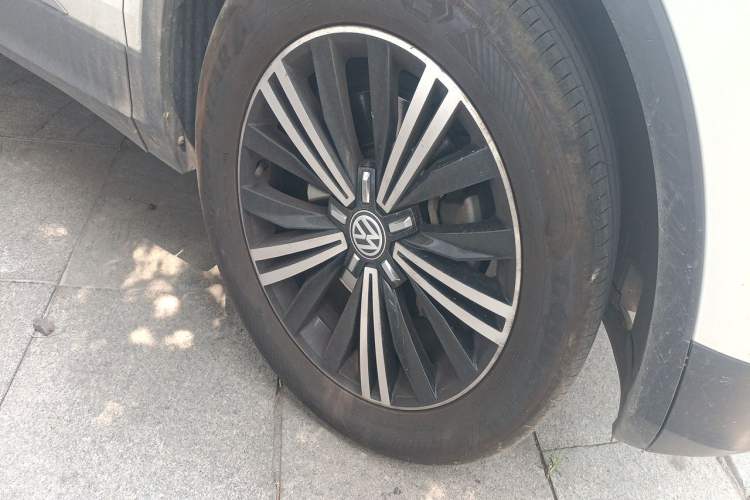 Used Volkswagen Tiguan L 2019 Revised Version 330TSI Automatic Two-Wheel Drive Panoramic Comfort Edition China V Standard Right Front Wheel Hub