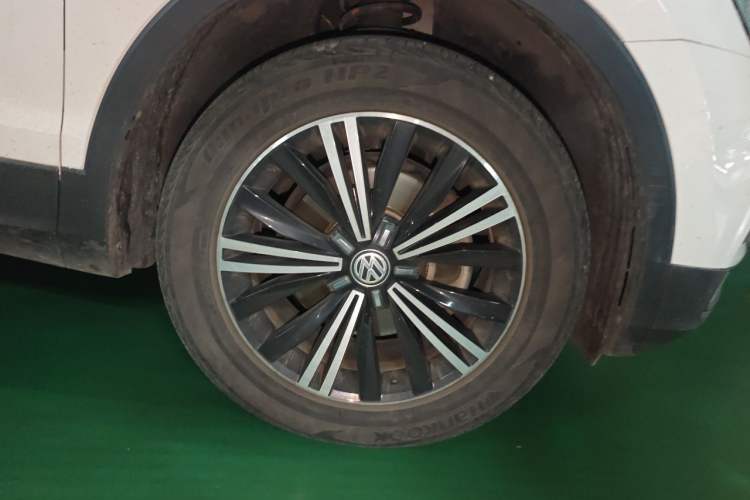 Used Volkswagen Tiguan L 2019 Updated Version 330TSI Automatic Two-Wheel Drive Panoramic Comfort Edition China VI Standard Right Front Wheel Hub