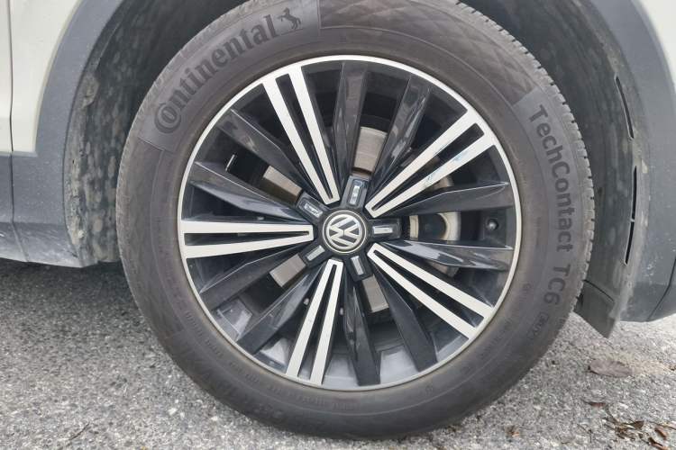 Used Volkswagen Tiguan L 2019 Updated Version 330TSI Automatic Two-Wheel Drive Panoramic Comfort Edition China VI Standard Right Front Wheel Hub