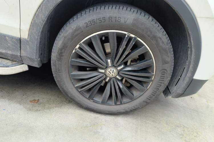 Used Volkswagen Tiguan L 2019 Updated Version 330TSI Automatic Two-Wheel Drive Panoramic Comfort Edition China VI Standard Right Front Wheel Hub