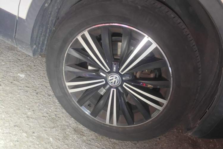 Used Volkswagen Tiguan L 2019 330TSI Automatic Two-Wheel Drive Panoramic Comfort Edition China VI Standard Right Front Wheel Hub