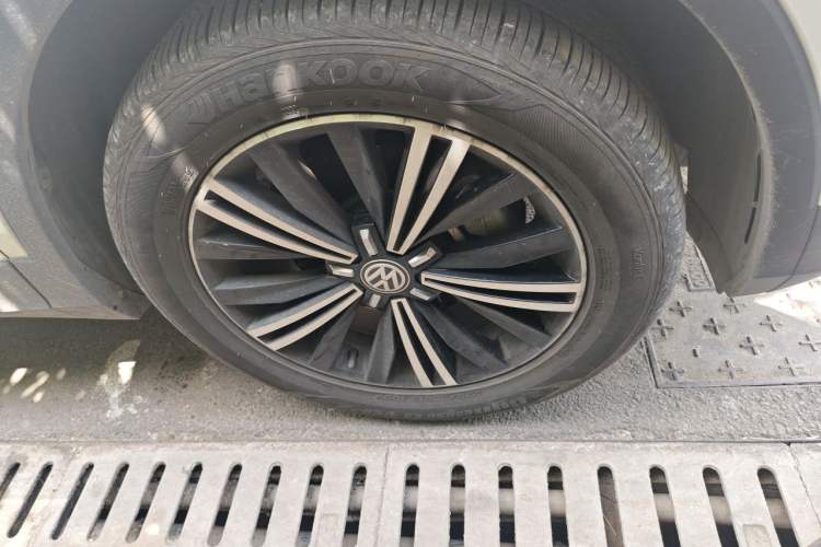 Used Volkswagen Tiguan L 2019 Updated Version 330TSI Automatic Two-Wheel Drive Panoramic Comfort Edition China VI Standard Right Front Wheel Hub